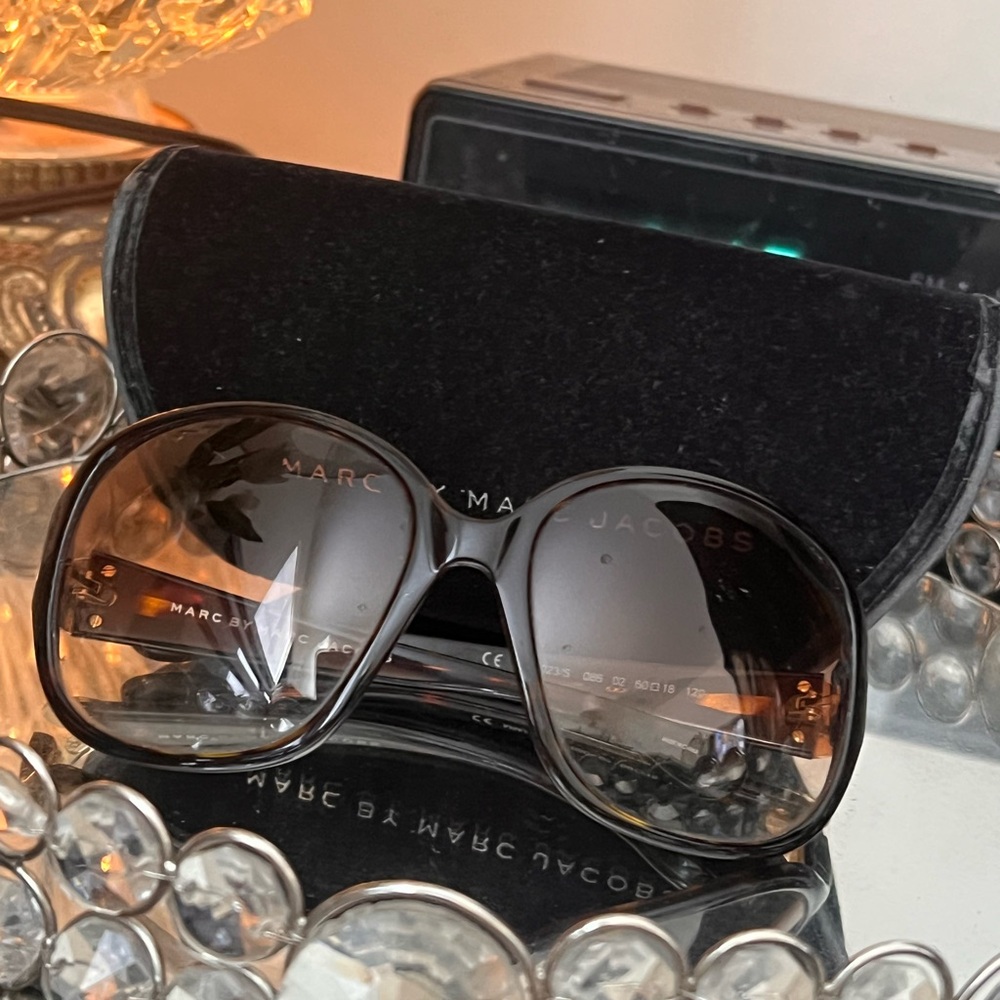 Marc Jacobs Black Sunglasses with Oversized Frame and Gradient Lenses